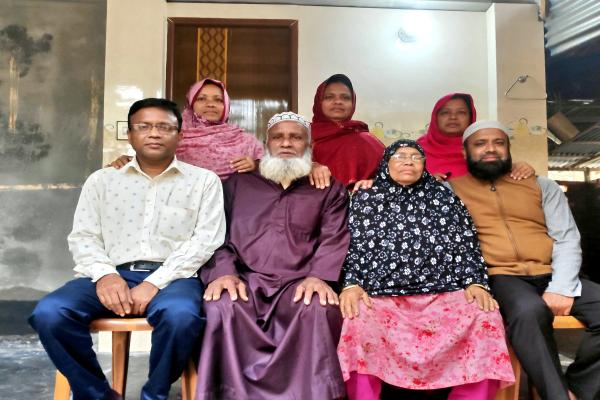 বা-মাসহ আমরা ০৫ ভাইবোন
